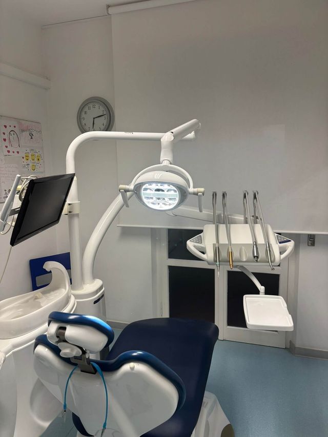Intervento tecnico su riunito odontoiatrico completo con lampada e monitor
