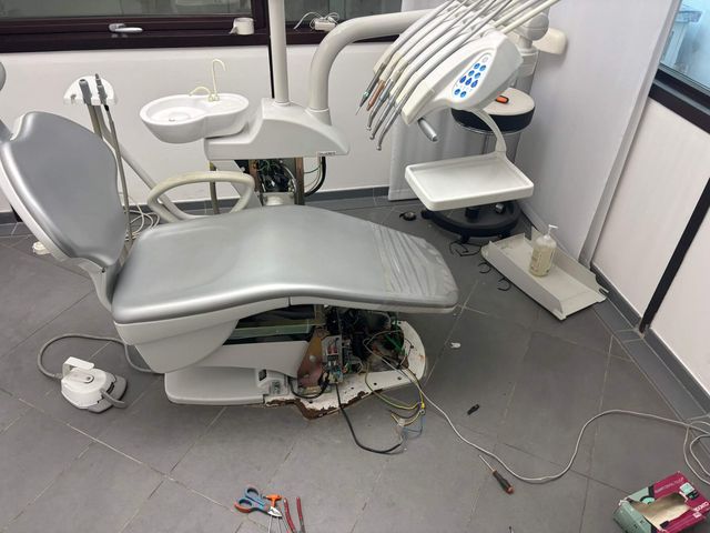 Riparazione meccanica riunito odontoiatrico aperto